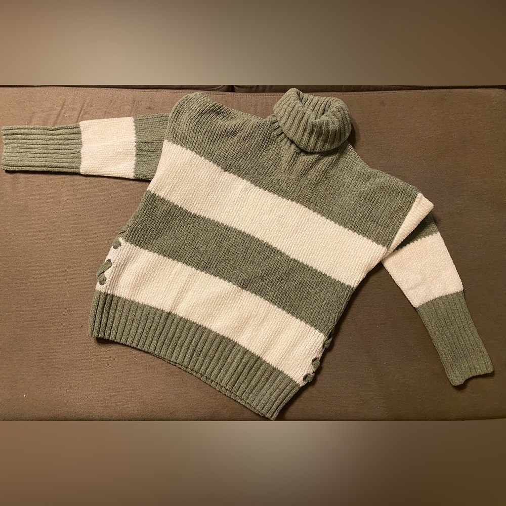 Pink Republic - (M) Green & Cream block sweater